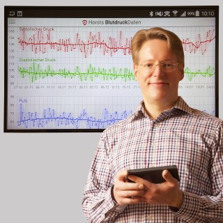 Horst Klier, Bluthochdruck-Patient und Entwickler von BlutdruckDaten 2016 vor seinen BlutdruckDaten